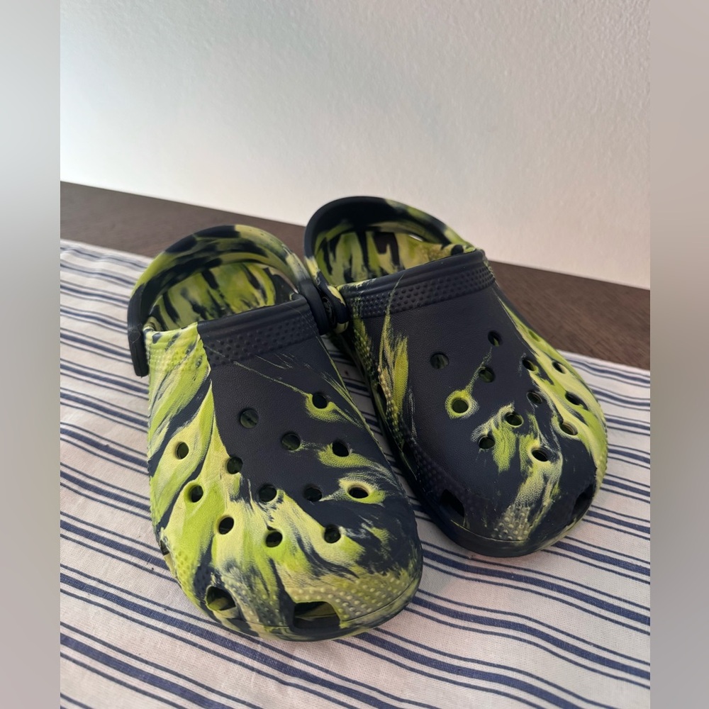 Classic croc marbled little kid size 11 toddler